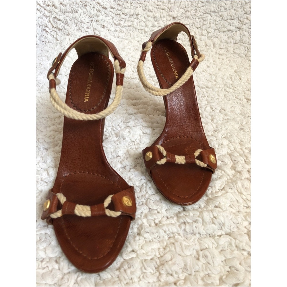 Brown heel with a Ivory strap Open toe sandal Sz 6